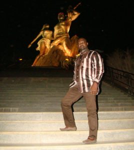 Au monument de la renaissance à Dakar